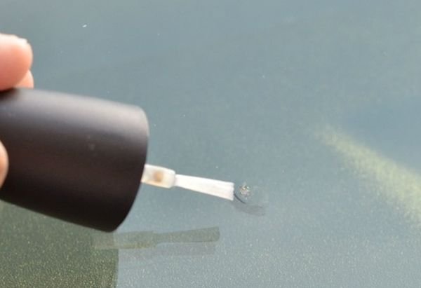 С внимателно нанесен безцветен лак за нокти. Той помага и при нащърбвания и напуквания по предното стъкло - 2-3 слоя лак ще попречат на пукнатините да станат по-големи.
