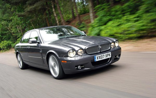 Някои от най-добрите покупки на употребявани автомобили за всички времена често са на модели на Jaguar. Изборът е голям, но моделът XJ със старата форма (от X350 нататък) с алуминиев корпус все още въплъщава цялата грация, скорост и вътрешно пространство, които би трябвало да предлага подобен автомобил. Разходът на гориво от 8,1 л/100 км е напълно приемлив. Ако обаче колата няма ясна история, не се занимавайте. Често таква автомобили се нуждаят от ново окачване, гуми, спирачки и електроника, особено сензори за паркиране. Внимавайте и за ръжда.