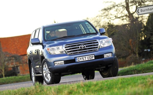 Не купувате Land Cruiser, защото е стилен или модерен, а защото искате кола, която да ви върши работа. А най-доброто в случая е, че можете да правите това, без да вдигате шум. Трябва обаче да знаете, че има неща, които могат да се объркат - корозия, износени части на окачването, въздушни възглавници на окачването и износени спирачки.  Дизелът е очевидният избор, особено ако търсите работен кон.
