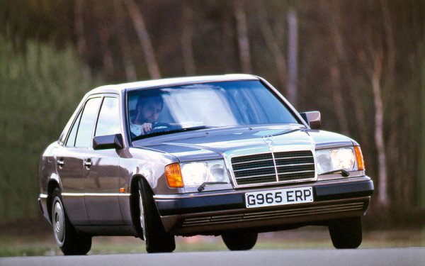 SL и S-класите от началото на 90-те са страхотни, но този модел е по-прост и по-практичен от тях. При огромен пробег уплътненията и хидравличните повдигачи може да се нуждаят от подмяна. Окачването също няма да бъде идеално, така може да са необходими нови шарнири и амортисьори. Най-голямата грижа може да създадат кабелите, тъй като с годините те се увреждат и трябва да бъдат сменени. Ръждата също не е изключено. Някои бройки са без климатик. Ако харесаната кола има такъв, уверете се, че работи.