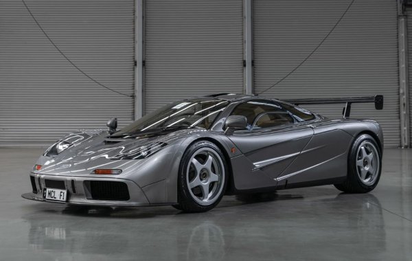 Година на производство: 1994 г.

Цена: 19,8 милиона долара

Емблематичният суперавтомобил от 90-те години на миналия век, McLaren F1, е произведен в лимитирана серия от 106 бройки. Само пет от тях имат статут на автомобили LM за състезания на „Льо Ман“ и в същото време - разрешение за използване по обществени пътища. 

През 2019 г. една такава кола с номер на шаси 018 беше продадена в Монтерей, Калифорния, з астрономическата сума от 19,8 милиона долара от аукционната къща RM Sotheby's.

Автомобилът разполага с 6,1-литров V12 двигател с атмосферно пълнене, развиващ 680 к.с. (53 к.с. повече от базовия суперавтомобил), шасито има спортни настройки, а тялото е увенчано с аеродинамичен бодикит.
