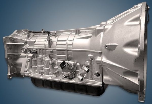 В реална експлоатация скоростната кутия се показва като надежден и предвидим агрегат. Превключванията се случват плавно и без суетене, но именно този начин й осигурява приличен ресурс - при редовна смяна на маслото уверено издържа на 250 000-300 000 км, а при автомобили без постоянни претоварвания има пробег над 350 000 км.