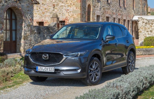 Mazda CX-5 е малко по-различна от повечето автомобили в този списък. Основното предимство не е максималната способност за преминаване на терен, а комбинацията от достатъчно просвет, здрава конструкция и добри характеристики на пътя.

На вторичния пазар са популярни атмосферните версии на CX-5, които имат сравнително прост двигател. В някои поколения просветът е около 190-200 мм, в зависимост от конфигурацията и пазара.

Налични са версии с i-ACTIV AWD задвижване на всички колела. В същото време самата Mazda директно отбелязва, че CX-5 не е проектирана за сериозно офроуд каране. Тоест, силната ѝ страна е лош асфалт, мини, чакълести и черни пътища, а не дълбоката кал.