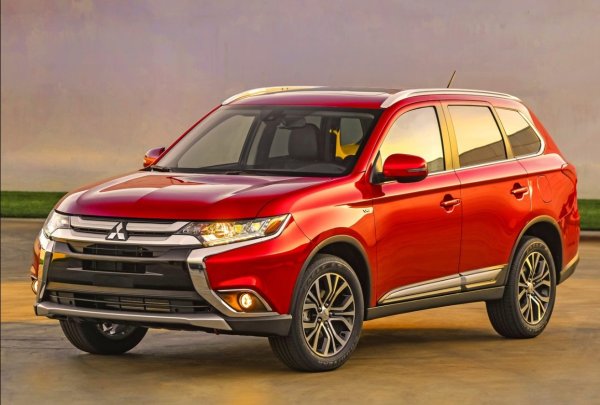 Mitsubishi Outlander отдавна има репутация на автомобил, който се усеща нормално, докато обикновеният лек автомобил вече започва да страда. Версиите с задвижване на всички колела са особено интересни. Те дават допълнителна увереност на сняг, мокра пръст и хлъзгави изкачвания.

При употребяваните автомобили от това семейство основната роля играе не само моделът, но и специфичното състояние на окачването. Преди да купите, трябва да проверите амортисьорите, лостовете, сайлент блокове, лагерите на колелата и елементите за задвижване на всички колела.