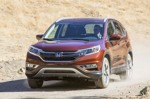 Honda CR-V е подходящ за тези, които искат удобен семеен кросоувър, но в същото време не се страхуват от лоши пътища. Модерният CR-V има просвет, в зависимост от версията, приблизително 198-208 мм, а системата Real Time AWD е налична в много нива на оборудване.

Honda използва амортисьори McPherson отпред и многозвенно окачване отзад. Тази схема е много подходяща за автомобил, който трябва да остане комфортен на неравности.   CR-V определено не е SUV, така че не трябва постоянно да го караш по тежки терени. Но за  разбит градски асфалт, селски пътища и зимни условия това е доста практичен вариант.
