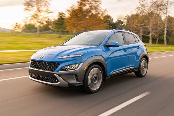 При Hyundai Kona N корейският производител продължава да залага на формулата от предишни години, поставяйки под капака 2,0-литров, 4-цилиндров двигател с турбокомпресор с 276 к.с. Този мотор гарантира отлично ускорение, като за това помага и 8-степенната автоматична скоростна кутия с двоен съединител. Окачването на Kona N  твърдо и е насочено към бързо завиване, а не към комфорт при пътуване.