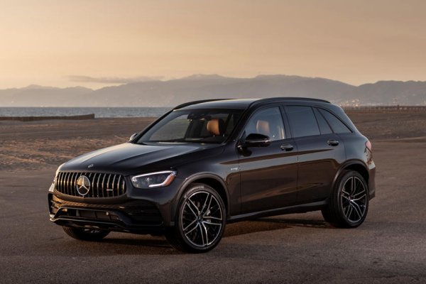 Всеки един от SUV-овете на Mercedes се предлага във високопроизводителен AMG-вариант, GLC 43 е сред най-удачните изпълнения. Тази версия може да се счита за конкурент на Porsche Macan S и GTS. През последните няколко години Mercedes изостря динамиката в цялото портфолио, включително SUV-моделите и особено тезди AMG. Има и по-мощна версия -  GLC 63 S, но и тази е дотатъчно забавна за шофиране, като това се дължи на 3,0-литровия V6 с двойно турбо и 385 к.с.