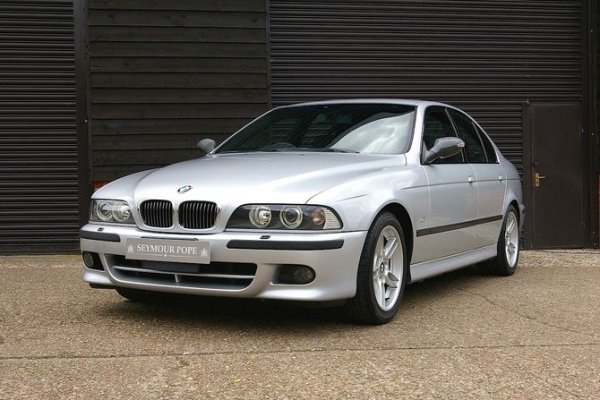 BMW E39 M5 е знаков спортен седан. Скъп, рядък и капризен. 540i обаче е почти толкова добър, а днес можете да си купите отлично запазен екземпляр за по-малко от 6 хиляди долара.