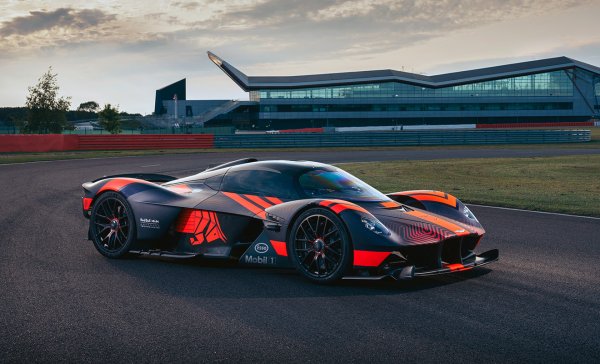 Производството на Aston Martin Valkyrie трябва да стартира в най-скоро време, като до момента планираните 150 бройки вече са продадени. Търсенето на хиперколата, която струва над 3 млн. евро, се оказва толкова голямо, че британците бяха принудени да отсяват списъка с клиенти, за да сигурни, че колата няма да попадне в неправилни ръце. Задвижването на Valkyrie става с хибриден агрегат с 1176 к.с., като в основата му е 6,5-литров атмосферен V12 на Cosworth. 
