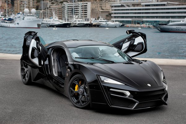 Цената на спортно купе Lykan HyperSport на ливанската компания W Motors и италианското студио за дизайн StudioTorino е около 3.4 млн. долара (2.85 млн. евро). Първата арабска суперкола се прочу, след като участва в една от сериите на "Бързи и яростни". Под нейния капак е поставен 3,7-литров туин-турбо "боксер" със 750 к.с. Една от произведените бройки наскоро попълни автопарка на полицията в Абу Даби, като не е ясно дали тя е подарък за органите на реда или е платена.
