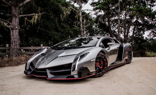 Хиперколата Lamborghini Veneno излезе през 2013 година в ограничен тираж от 14 екземпляра, като беше посветена на 50-годишнината на марката. Автомобилът се предлагаше като роудстър и купе, като е оборудван с 12-цилиндров двигател с обем 6,5 литра, развиващ мощност от 750 к.с. Veneno ускорява от 0 до 100 км/ч за 2,8 секунди и достига максимална скорост от 335 км/ч.
