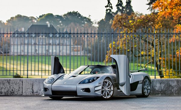 Всъщност, има само две хиперколи Koenigsegg CCXR Trevita, като те се отличават с карбоновата си каросерия с инкрустирани скъпоценни камъни. Заради сложното производство шведите, в крайна сметка, се отказаха от направата на трети автомобил. Koenigsegg CCXR Trevita се задвижва от 4.8-литров V8 с две турбини и мощност 1018 к.с. Цената на всяка от колите е 4.8 млн. долара, като наскоро калифорнийската копания Luxury Lease Partners предложи да ги вземе под наем. За всеки месец използването на  Koenigsegg CCXR Trevita струва 24 000 долара.

