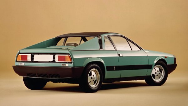 Моделът е дело на Pininfarina &ndash; дизайн и производство, а колата е кръстена на първата победа в рали &bdquo;Монте Карло&rdquo; на легендата Stratos през 1975 година. Спортният вид контрастира със скромната мощност от малко над 120 конски сили, но елегантните линии на Montecarlo са магнит за феновете на Lancia и до днес. А има и ателиета, които предлагат инсталирането на двигател от Delta Integrale отзад и премахването на оригиналния...