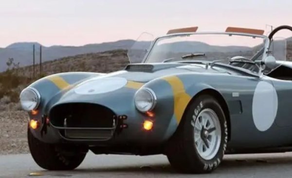 AC конструира ранните Cobra с железни колела, но когато Карол Шелби се сдобива с колата в САЩ, той добавя колела от специалиста по алуминиеви сплави Тед Халибранд. Те са необходими, за да се справят с увеличената мощност на по-големия двигател и спомагат за намаляване на теглото без ресори, за да подобрят управлението на Cobra, без да се правят промени по окачването.

За дизайн на джанти, който сега е толкова незабавно разпознаваем, удивително е, че само 348 модела Cobra 427 са направени за употреба по пътищата и състезания. Въпреки това Ford използва същото колело на своите състезателни автомобили GT40 Le Mans, защото то е леко, здраво и лесно за смяна благодарение на единичния въртящ се винт, който го държи към главината.