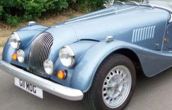 Plus 8 може да е изглеждал като други Morgan, когато е пуснат на пазара през 1968 г., но добавянето на 155 к.с., благодарение на двигателя V8 Rover, одначава, че използваните до момента колела няма да се справят. Така се появяват 15-цоловигте джанти от магнезиева сплав.

Отворите на болтовете на колелата са покрити със стоманени вложки, за да не станат овални, когато са подложени на въртящия момент на двигателя V8. По-късно в 50-годишния производствен живот на автомобила Morgan предлага и стандаптни колела на Plus 8, които могат да се справят с мощността на двигателя, но оригиналното колело с пет ребра си остава основен за модела.