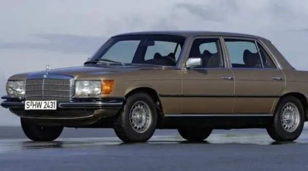 Стоманените джанти с боядисани капаци на главината са достатъчни за сдържания стил на Mercedes в края на 60-те години, но нещата се промянян и се появя Baroque,  наречен така заради сложната си конструкция. Тази джавта се смяташе за единствената, достойна за всички луксозни модели на Mercedes и се предлага в S- и  E-Class, както и за SL-моделите.

Подобно на едноименното колело на Porsche, това на Mercedes е произведено от Fuchs, който е пионер в леките и здрави ковани сплави. Известно още като дизайна на &bdquo;мексиканската шапка&ldquo;, това колело е по-скоро опция дори за S-Class, в резултат на минималистичния подход на Mercedes към оборудването на своите автомобили.