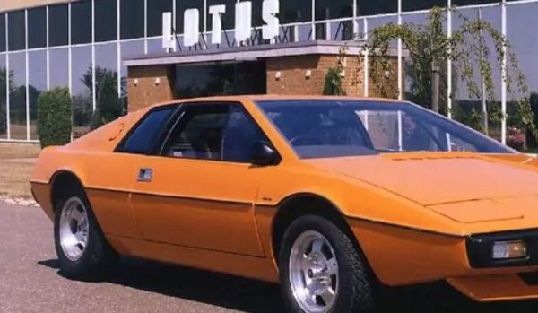 Манията по персонализирани и кит-автомобили в началото на 70-те годни се вижда при Wolfrace. Неговият Slot Mag е първата полирана алуминиева джанта, която се предлага широко във Великобритания и постигна световен успех, особено когато премина строгите TUV-тестове на Германия през 1974 г.

Простият дизайн с пет спици се предлага в различни размери и ширини, което допълнително му помага да бъде привлекателен, а сплавта става стандартен комплект за Reliant Scimitar през 1977 г. Същата година колелото се радва на глобално представяне, когато е видяно монтирано на Lotus Esprit, използван във филма за Джеймс Бонд &bdquo;Шпионинът, който ме обичаше&ldquo;, докато Роджър Мур го пилотира както на сушата, така и под водата.