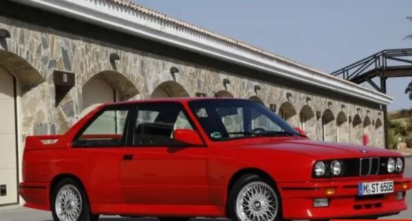 Марката Baugartner Schiltach е по-известна като BBS и нейните сплави от три части с кръстосани спици са украсили и подобрили всякакъв вид автомобили с висока производителност. Компанията стартира през 1970  г. с продажбата на пластмасови части за каросерията на автомобили, а две години по-късно предлага и лети джанти, идващи от моторните спортове.

Отчитайки търсенето на леко и здраво колело, BBS създава своята сплав от три части с кован център и джанта в две секции. Това позволява лесни вариации на ширината на колелото, като има уплътнение, което минава между всяка половина, за да я направи херметично затворена.