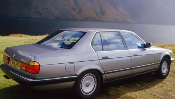 Когато BMW представя своя чудовищен 5,0-литров V12 двигател M70 през 1987 г.,  го прави със стил. Той беше поставен в новото поколение (E32) на 7-Series, което получи  удължена версия 750iL. Тя имаше не само удължено междуосие, но и специални алуминиеви джанти. Стандартният модел 750i, който пристигна една година по-късно,трябваше да се задоволи с многоспицове като останалата част от гамата на 7-Series.

Колелата изглежда страхотво и придаваха на автомобила още по-скъп вид. Неизвестно по какви причини обаче само две години по-късно BMW жи изхвърли от гамата си.