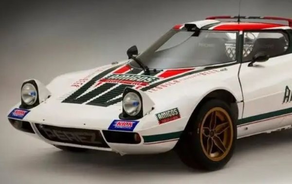Сякаш Lancia Stratos не беше достатъчно зашеметяваща, когато беше разкрита като новото рали-оръжие на италианската фирма през 1973 г., тя дойде и с един от класическите дизайни на джанти за всички времена. Създадено от Campagnolo и изработено от лята магнезиева сплав за максимална лекота, колелото имаше форма, която му спечели прякора &bdquo;спица на ковчега&ldquo;.

Lancia предлага и други дизайни на джанти със Stratos, но тази джанта Campagnolo е станала синоним на автомобила с двигател Ferrari. Със своето сериозно междуосие и разширени задни колела,, Stratos има неповторима стойка и присъствие, което прави оцелелите бройки от оригиналния 500 изключително прилекателни за колекционерите. Цените им стартират от 600 000 евро.