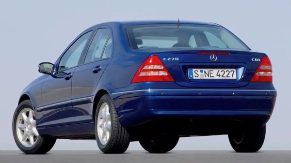 Каросерията на Mercedes-Benz C-Class (W203) е с по-високо качество от предшественика му, но все пак се появява корозия. Долните части на вратите и калниците са първите, които страдат.

Какво да се направи

Редовното измиване и третиране на долната част на каросерията и скритите кухини с антикорозионни средства ще помогне за удължаване живота на компонентите. Драскотините трябва да се поправят незабавно. Версиите с люк са по-податливи на ръжда, така че е важно да се уверите, че в механизма не се натрупва вода.
