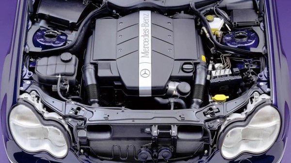 Редовите четирицилиндрови двигатели M271 и M272 V6 са доста надеждни. С навременна диагностика и подмяна на износени части, те могат да издържат до 400 000 км без основен ремонт. Основният проблем е ангренажната верига. При M271 тя се нуждае от ремонт на всеки 80 000-100 000 км, докато при M272 след 120 000 км.

Какво да се направи

Редовно проверявайте състоянието на веригата и газоразпределението по време на сервизното обслужване. При първите признаци на износване, като метален звън, тракане или нестабилен празен ход, е най-добре да се смени целия комплект: верига, водачи, обтегач и зъбни колела на разпределителния вал. Това ще предотврати повреда на клапаните и ще удължи живота на двигателя.
