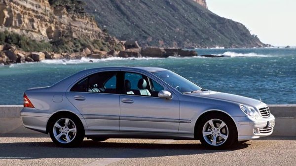 4-цилиндровият дизелов двигател OM646 е изключително надежден, но има своите слабости. С течение на времето собствениците се сблъскват с прекъсвания в работата на двигателя, повреда на окабеляването на сензора за налягане на турбото и въглеродни отлагания в инжекторите.

Какво да се направи

Тези проблеми са причинени от триене на окабеляването в компонентите на капака на клапаните и износване шайбите на инжекторите. За да предотвратите повреди и да удължите живота на двигателя, е важно редовно да проверявате окабеляването, особено в близост до инжекторите и сензора за налягане.

При обслужване задължително трябва да се монтира нови огнеупорни шайби и фиксиращи болтове, за да се намали риска от коксуване и да се осигури правилна работа на двигателя.
