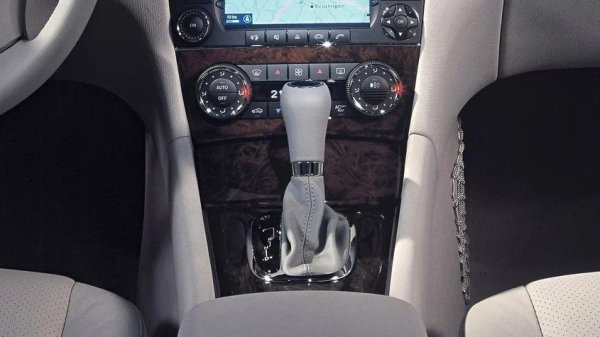 И двете трансмисии на W203 - петстепенната 722.6 и седемстепенната 722.9, която е монтирана на мощните фейслифт версии, като цяло са надеждни. С напредване на възрастта обаче дори те могат да създадат проблеми.

За моделите със 722.6 те включват нестабилно превключване, сладникава миризма на антифриз в салона и мътно трансмисионно масло. При 722.9 е по-вероятно да има потрепвания, приплъзване и преминаване на трансмисията в авариен режим, което понякога изчезва след рестартиране на двигателя.

Какво да се направи

При петстепенната 722.6 тези симптоми обикновено се причиняват от теч в топлообменника в общия радиатор, което води до смесване на трансмисионното масло и охлаждащата течност да се смесват. При първи признаци на това, радиаторът трябва да се смени и двата кръга да се промият, за да се избегне повреда на съединителите и корпуса на клапаните.

При 722.9 проблемът най-често е дефектен корпус на хидроблока. Трябва да се направи диагностика и, ако е необходимо, да се подмени целия агрегат. Редовната поддръжка и смяната на маслото на всеки 60 000 км обаче позволяват на двете трансмисии да издържат до 300 000 км без сериозни ремонти.
