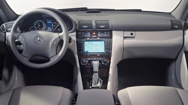 Често срещан проблем е появата на грешки на BAS и ESP на арматурното табло, често без видима причина. Въпреки това, всички системи на автомобила, включително светлините и аудиото, продължават да функционират правилно и самите грешки могат да изчезнат след като клемите на акумулатора се махнат.

Какво да се направи

Обикновено повредата не се дължи на действителна неизправност, а на работата на арматурното табло. Важно е обаче да се поддържат дренажните отвори чисти: запушените могат да позволят на водата да наводни електронните компоненти и да причини по-сериозни проблеми. Редовното почистване на дренажните отвори и защитата на конекторите от влага ще помогне за предотвратяване на повреди.
