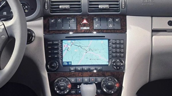 С течение на времето автоматичните системи на климатика може да не успеят да регулират посоката на въздушния поток: въздухът започва да духа само в една посока, независимо от настройките.

Какво да се направи

Често адаптирането на клапаните с помощта на диагностично оборудване решава проблема - след тази процедура системата се връща към нормална работа. Ако адаптирането не успее, причината обикновено е дефектна лостова система на задвижването на клапаните, която трябва да бъде сменена.
