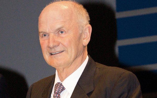 Дъщерята на Фердинанд Порше се жени за Антон Пиех, адвокат. Днешните наследници на рода произлизат от Фери, сина на Фердинанд (те носят фамилията Порше), и от децата на Антон, които носят фамилията Пиех. Семейната история на двете фамилии е много оплетена и интересна, а общо те притежават 30,8% от Volkswagen &ndash; дял, който се оценява на 28 милиарда долара. Но фамилиите имат инвестиции и в други компании. На снимката е Фердинанд Пиех, бишвият шеф на Audi и целия концерн VW. 