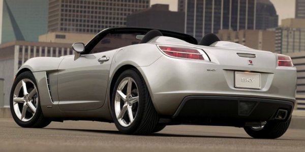 На първо място, Sky беше значително по-мощен от Miata, като неговият 2,0-литров двигател Ecotec с предлаган като опция пакет Turbo развива 290 конски сили. Освен това, колата изглежда страхотно и предлага впечатляващо пътно поведение. Хората обаче не го харесаха, за разлика от Miata, който се възползва максимално от това.