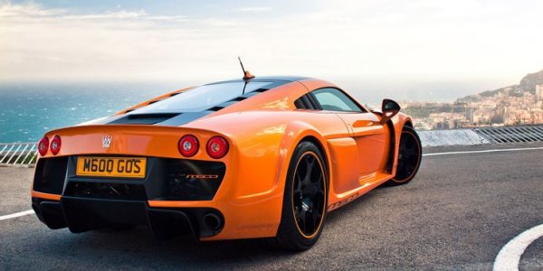 При Noble M600 мощността на мотора е 650 конски сили, които се прехвърлят на задната ос чрез класическа 6-степенна механична скоростна кутия. Липсата на асистиращи системи, в това число и ABS, показва, че колата е малко страшна за шофиране. Тя обаче наистина е страхотна и е жалко, че не получава признанието, което заслужава.