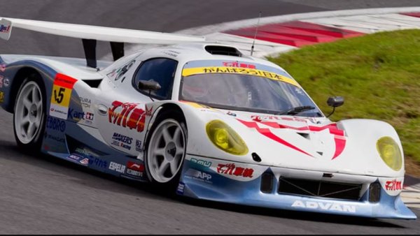 Vemac Car Company, основана през 1998 г. от двама служители на Tokyo R&D, иска да създаде пътна версия на лекия състезателен автомобил Cadwell, проектиран от тяхната компания майка. Името Vemac произлиза от инициалите на трима души, участващи в дизайна на автомобила: Върнън, Масао и Крис. Интересното е, че логото на компанията е внимателно проектирано да представя националностите на тези трима ключови участници.

Едно от най-известните им творения е Vemac RD320R, забележителна състезателна кола, която участва в силно конкурентния японски клас Super GT GT300, печелейки широко признание. През цялата си забележителна кариера RD320R постига забележителен крайъгълен камък, участвайки в общо 150 състезания само в Япония.

Под елегантния екстериор, RD320R крие мощен C32B V6 двигател, произведен от Honda NSX, умело настроен от Toda Racing. Този мощен двигател допринася значително за изключителното представяне на автомобила на пистата. 
