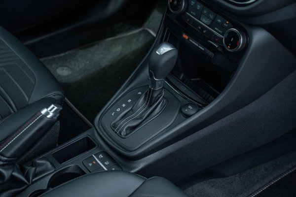 Ford Puma се предлага както с шестстепенна ръчна скоростна кутия, така и с шестстепенна автоматична скоростна кутия с двоен съединител, като последната е много популярна &ndash; почти половината от продаваните автомобили имат автоматична скоростна кутия. Шестстепенната DKG се представя добре и е много по-плавна при стартиране в сравнение с по-ранните трансмисии с двоен съединител на Ford. Изисква смяна на масло на всеки 90 000 км или на всеки шест години.

Интересното е, че механичната скоростна кутия е по-проблематична. Преди покупка си струва да проверите дали първата и втората предавка влизат плавно и без съпротивление, защото синхронизаторите на тези предавателни числа могат да станат капризни след по-голям пробег. Хрущене или ясно съпротивление при превключване на предавка е сигнал, че нещо не е наред.
