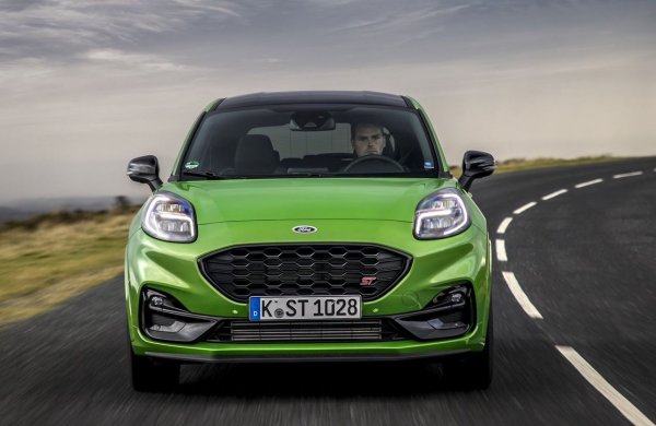 На върха на гамата за известно време се беше настанил Ford Puma ST с 1,5-литров трицилиндров двигател с мощност 200 к.с. Този модел изчезна от гамата на новите автомобили в началото на 2024 и се намира на вторичния пазар в малки количества. Това всъщност е хот-хеч (въпреки че се води SUV) със спортно окачване, механично заключване на диференциала и с 25 процента по-директно настроено управление. Тази версия носи много радост на пътя, но може да бъде неудобна за всекиденвно използване.