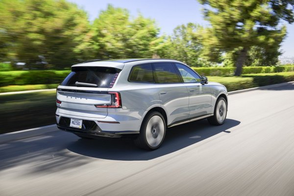 Журито на WCOTY по традиция връчва и награда за луксозен автомобил на годината, която сега се падна на електрическото Volvo EX90. 

