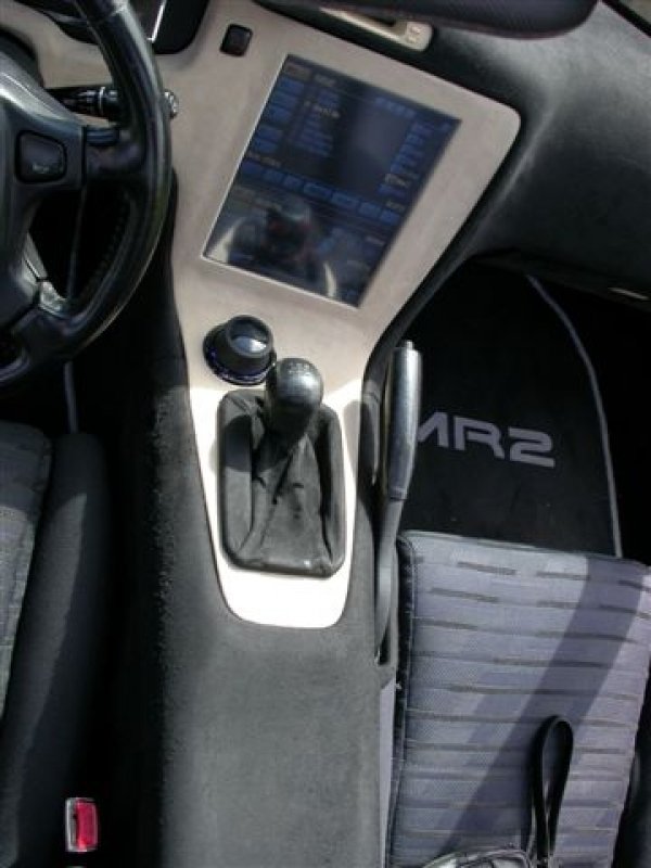 Собственикът и с псевдоним LaroCroft's в германският форум на Toyota е внедрил в колата си система близка до iDrive на BMW