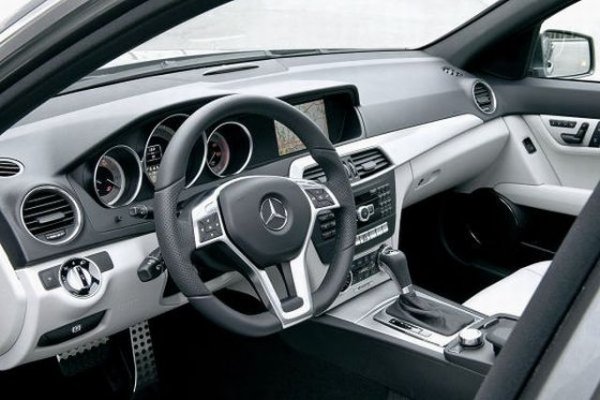 Основните предимства на този модел са управляемостта, комфортът и динамиката. Той заслужава добри думи и заради маневреността, която е особено важна в центровете на големите градове, както и заради пасивната безопасност. Като плюсове се изтъкват още пътният просвет, системата за круиз-контрол, лесното управление, както и парктроникът.
