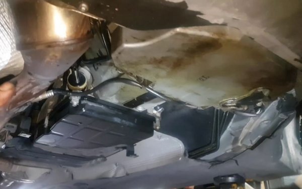 Повечето жалби при C-Class са от високия разход на гориво при бензиновите версии, работата на автоматичната скоростна кутия, скъпото обслужване в сервизите, както и (колкото и странно да звучи) сглобката на автомобила. Посочва се, че при 60 000 км пробег е започнало да капе масло от масления филтър. На същите километри е задължително и смяна на маслото в скоростната кутия, което излиза доста солено.
