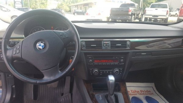 Най-много похвали баварската "тройка" получава за управляемостта, динамиката, ергономичността и дизайна. Повечето собственици са категорични, че с течение на времето се привързват силно към автомобила си и го продават с нежелание. BMW 3-Series получава високи оценки и заради удобния си салон, който прави пътуването на големи разстояния още по-приятно.
