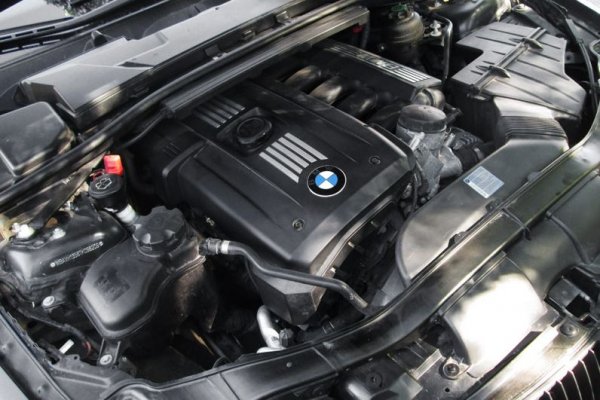 Сред тях трябва да бъдат посочени твърдото окачване, скъпият сервиз и проблемите с надеждността. Някои собственици посочват, че са учудени от дребни детайли, които излизат от строя - кабели, крушки на фаровете, вентилатор и др. Посочват се и проблеми с кормилната рейка и амортисьорите, а също така и с шумоизолацията в салона.
