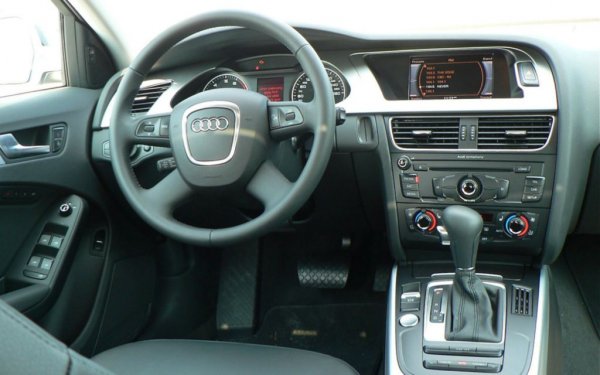 Основното, за което получава похвали този модел, са управляемостта, комфортът при пътуване, ергономията и ниският разход на гориво. Дизайнът също се харесва на повечето клиенти. Високо са оценени окачването, шумоизолацията и скоростната кутия. Отбелязва се доброто качество на материалите в салона, динамиката, както и работата на спирачките. Пасивната безопасност също е похвалена от значителна част от хората, които са притежавали този модел.
