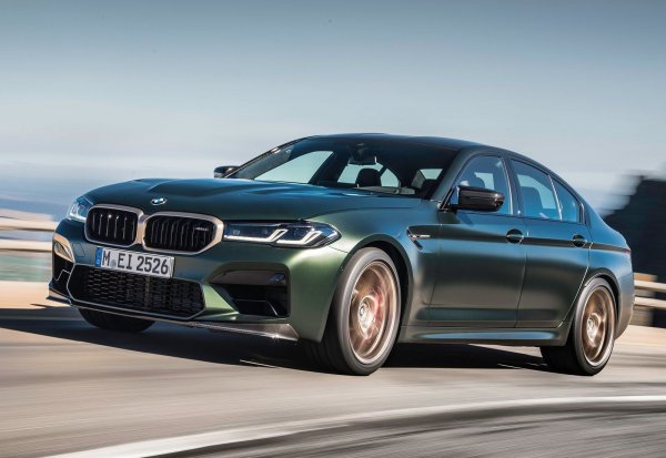 В момента BMW готви още по-мощен вариант на двигателя, като той ще развива около 635 к.с. и ще се появи на подготвяното M5 CS. С него седанът ще ускорява от 0 до 100 км/ч за около 3 секунди и ще развива максимална скорост от 305 км/ч.