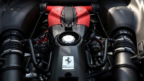 Използван във Ferrari F90 Stradale, двигателят F154CD twin-turbo е наистина фантастичен. Той се поставя на модела от 2020 година, като има два туин-скрол турбокомпресора с водно охлаждане от IHI, и два суперчарджъра. Благодарение на тази конструкция се постига наистина впечатляваща мощност.