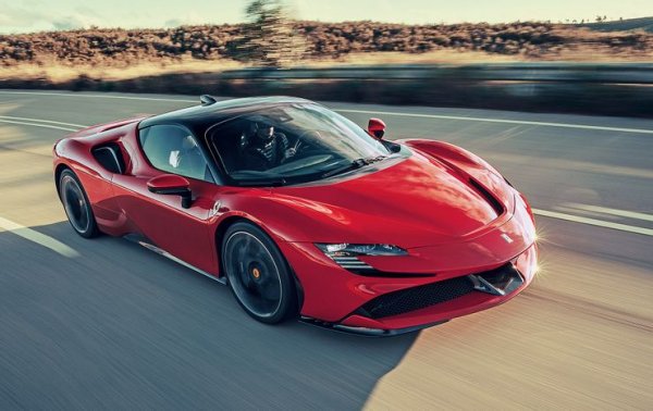 Произвеждайки 769 к.с., 4,0-литровият F154CD изглежда като идеалния задвижващ агрегат за модела F90 Stradale. Високата производителност на мотора го прави един от най-впечатляващите V8 двигатели в историята на автомобилната индустрия.