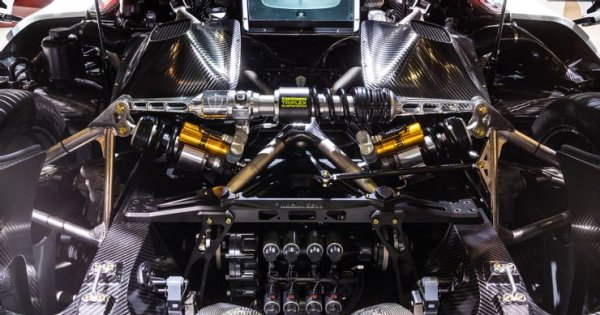 Двигателят на Koenigsegg Jesko е еволюция на същия V8, използван в Koenigsegg Agera. Концентрирайки се върху мотора на Agera, инженерите на компанията намаляват теглото на силовия агрегат, като същевременно увеличават оборотите. Двойните турбокомпресори помагат да се избегне турбо-дупката и буквално изстрелват суперколата напред.