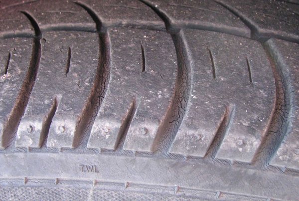 Проблемът не е в стила на шофиране или в техническата неизправност на автомобила. Пукнатини в протектора ще бъдат сигнал, че експлоатационният живот на гумата е надвишен. Можете да карате на такива колела известно време, но трябва да вземете решение за закупуване на нови гуми, при това възможно най-скоро.

Най-често пукнатини по летните гуми се появяват след 5-6 години. След това воланът може да се клати по време на шофиране. И балансирането няма да помогне в този случай. Причината е деформация на рамката на гумата. Неизправността може да бъде придружена от образуването на така наречената херния на страничната повърхност на колелото. В тази ситуация трябва да смените &bdquo;обувките&ldquo; на колата възможно най-бързо, преди полученият дисбаланс на колелата да доведе до разрушаване на частите на окачването.
