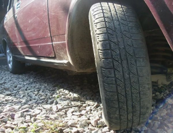 Проблемът може да се прояви в равномерно, но твърде бързо износване на протектора. И причината отново не е техническа неизправност на автомобила. Ако гумите на задвижващите колела се износват бързо, трябва да обърнете внимание на стила си на шофиране. Е, ако сте фен на &bdquo;спортното шофиране&ldquo;, тогава ще трябва да се примирите с бързото износване на колелата.

Бързото износване на всички гуми ще покаже грешен избор на гуми. Гумите с повишено сцепление с пътя имат кратък експлоатационен живот. Но обикновените гуми също могат да се износят бързо.
