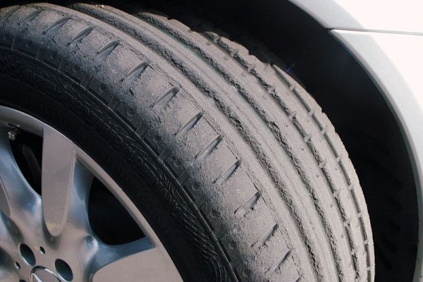 В този случай трябва да проверите състоянието на окачването, спирачните компоненти и баланса. Въпреки това, не само дефектите на протектора, но и поведението на самия автомобил по време на шофиране трябва да сигнализира за възникнали проблеми. Например, за да убиете протектора поради дисбаланс, трябва да карате около 1000 км, докато воланът дърпа в една или друга посока. Ако не обърнете внимание на това, ще трябва да отделите пари не само за нови гуми, но и за ремонт на окачване.
